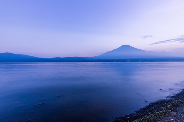 Fototapeta na wymiar 山中湖と富士山の夕景