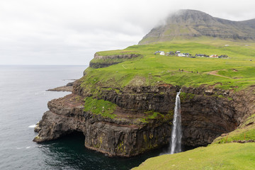 Cascade de M&uacute;lafossur, Iles F&eacute;ro&eacute;