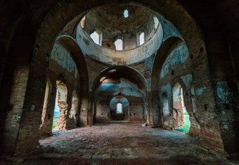 Foto op Aluminium Oude verlaten gebouwen Oude orthodoxe kerkruïnes. Verlaten religieus gebouw