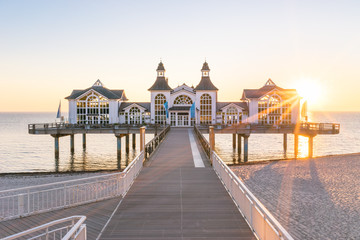 Sonnenaufgang an der Seebrücke in Sellin, Deutschland