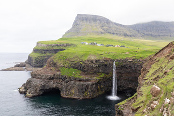 Cascade de M&uacute;lafossur, Iles F&eacute;ro&eacute;