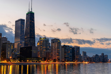 Obraz premium Chicago Cityscape river side at beautiful twilight time, Illinois, United States, USA, Business Architecture and building with tourist concept