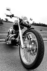 Obraz na płótnie Canvas Libertad en moto en blanco y negro. Moto de carretera vista desde la rueda delantera.