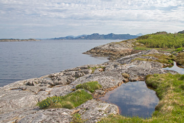 Naklejka premium Felsküste am Nordsaltenfjord