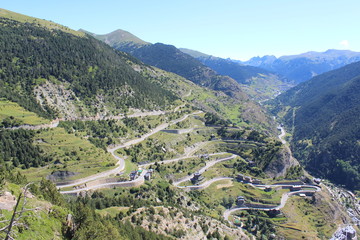 Fototapeta na wymiar Serpentinen im Berghang - Andorra