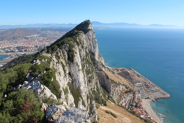 Aus großer Höhe unter blauem Himmel die Seite eine Berges - Gibraltar