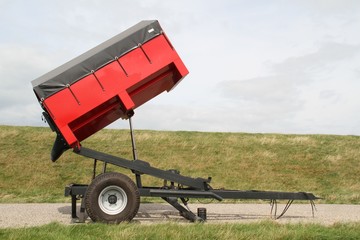 roter Spezialanhänger auf der Deichwiese