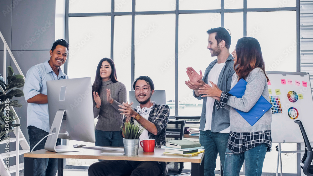 Poster creative director team applause for good solution of project with designer at table with desktop com