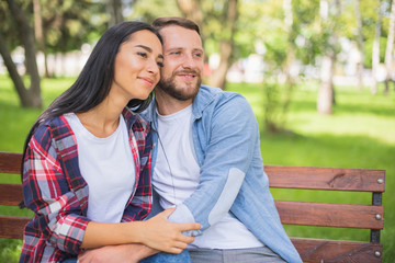 Naklejka premium couple in love are resting in the park and hugging