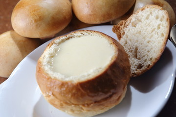 Clam Chowder in the style of San Francisco. A delicious and comforting cream of creamy clams, served in a bread dough typical of San Francisco.