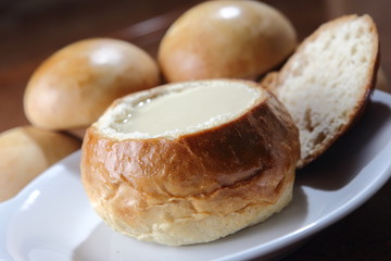 Clam Chowder in the style of San Francisco. A delicious and comforting cream of creamy clams, served in a bread dough typical of San Francisco.