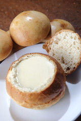 Clam Chowder in the style of San Francisco. A delicious and comforting cream of creamy clams, served in a bread dough typical of San Francisco.