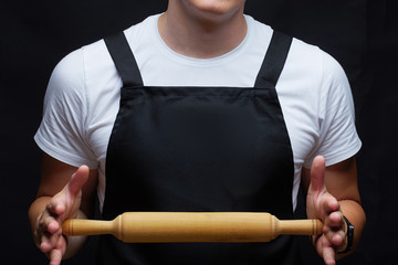 Guy dressed in apron with rolling pin. - 284661267