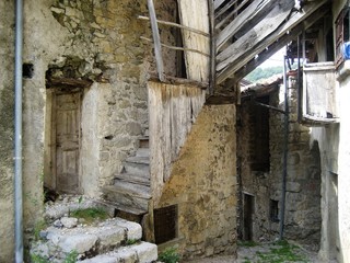 Fototapeta na wymiar costruzione in pietra e legno ad uso casa 