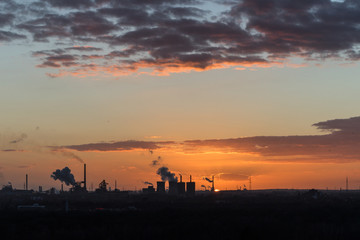 Sonnenuntergang an der Sechs-Seen-Platte in Duisburg mit Blick auf die rauchenden Schlote am Horizont