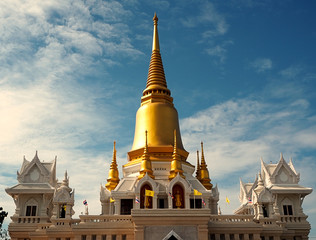 Naklejka premium Gold pagoda in Thai temple