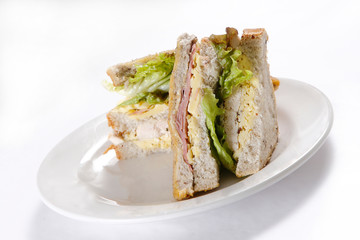 A sandwich club, also called a clubhouse sandwich, is a sandwich of bread, sliced ​​cooked poultry, or fried bacon, lettuce, tomato, and mayonnaise.