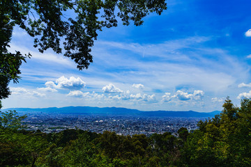 Fototapeta na wymiar [日本の観光イメージ] 夏の青空の下，京都市街を東山から一望するシーン