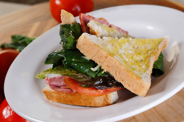 A sandwich club, also called a clubhouse sandwich, is a sandwich of bread, sliced ​​cooked poultry, or fried bacon, lettuce, tomato, and mayonnaise.