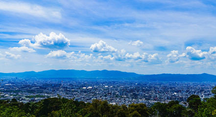 Naklejka premium [日本の観光イメージ] 夏の青空の下，京都市街を東山から一望するシーン