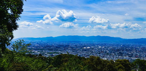 [日本の観光イメージ] 夏の青空の下，京都市街を東山から一望するシーン