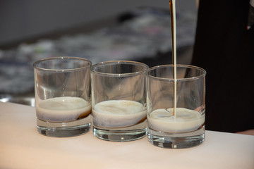 Liqueur in 2 different colors