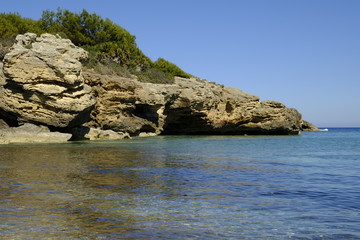 Die Felsenk&uuml;ste zwischen der Cala Estreta und Cala Torta auf der Halbinsel Llevant im Naturpark Llevant, Mallorca, Balearen, Spanien