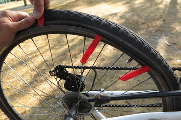 using tire levers to fix flat bicycle tire