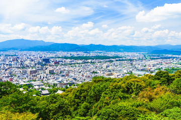 [日本の観光イメージ] 夏の青空の下，京都市街を東山から一望するシーン