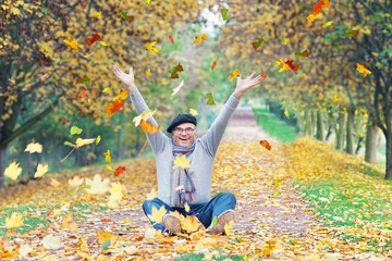 Freude und glücklichsein im Herbst