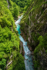 Obraz na płótnie Canvas Der Fluss Soca in der Tolmin Klamm in Slovenien von oben