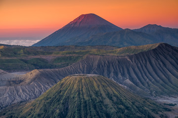 Obraz premium Nature landscape of surface wave of volcanic soil texture background at slope of Bromo mountain at Bromo Tengger Semeru National Park, East Java, Indonesia