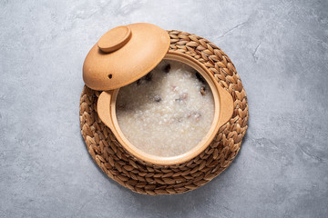 Chinese gourmet casserole porridge, a pot of mushroom lean meat porridge