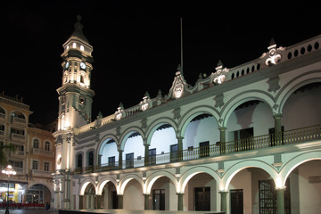 Fototapeta na wymiar Veracruz de noche portales y arcos con luces brillantes
