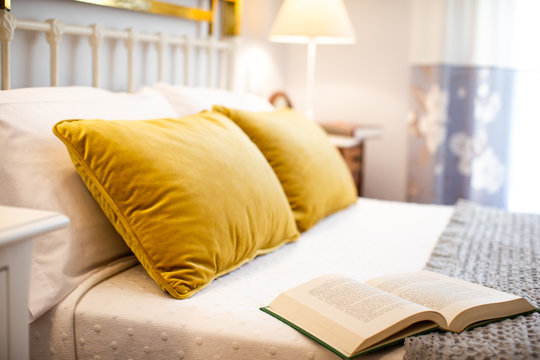 indoor deco ideas for hotel bedrooms