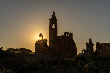 Contraluz iglesia derruida 2