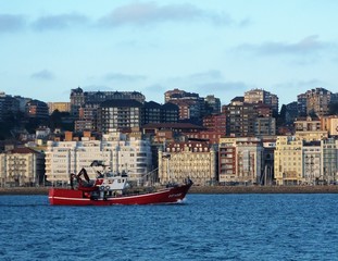 Obraz premium Pesqueros en la Bahía de Santander