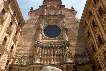 Obraz premium Statues above the entrance to the Basilica of Santa Maria in Montserrat Abbey in Monistrol de Montserrat, Spain.