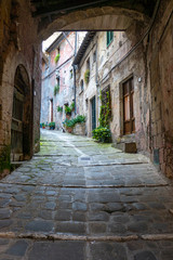 Fototapeta na wymiar strade ed edifici della piccola città medievale di Sorano, Toscana, Italia