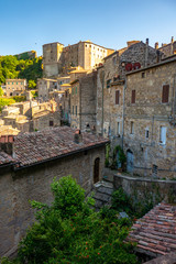 strade ed edifici della piccola città medievale di Sorano, Toscana, Italia