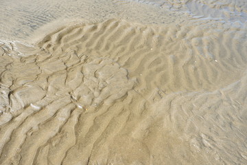 Marcas de agua en arena de playa