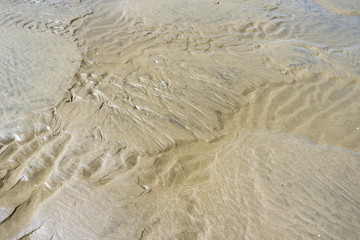 Marcas de agua en arena de playa