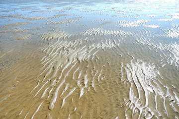 Marcas de agua en arena de playa
