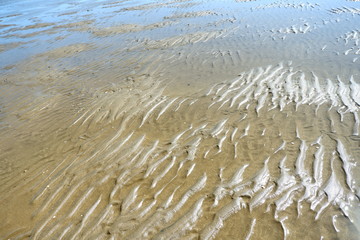 Marcas de agua en arena de playa