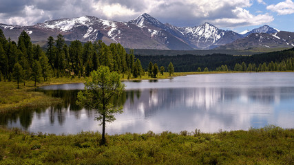 Fototapeta na wymiar Ulagan lake Cicely, Altai, Russia, June