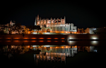 Obraz premium The incredible and majestic Palma Cathedral by night