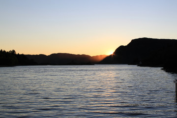 Sonennaufgang hinter Berg