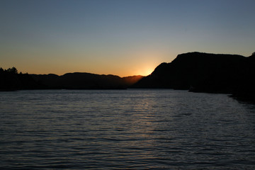 Sonnenaufgang hinter Berg