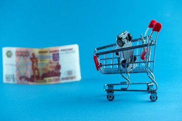 grocery cart on the money, Russian money, five thousand rubles, the background image