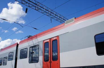 Foto op Plexiglas Rode treinwagon bij het station. © Payllik